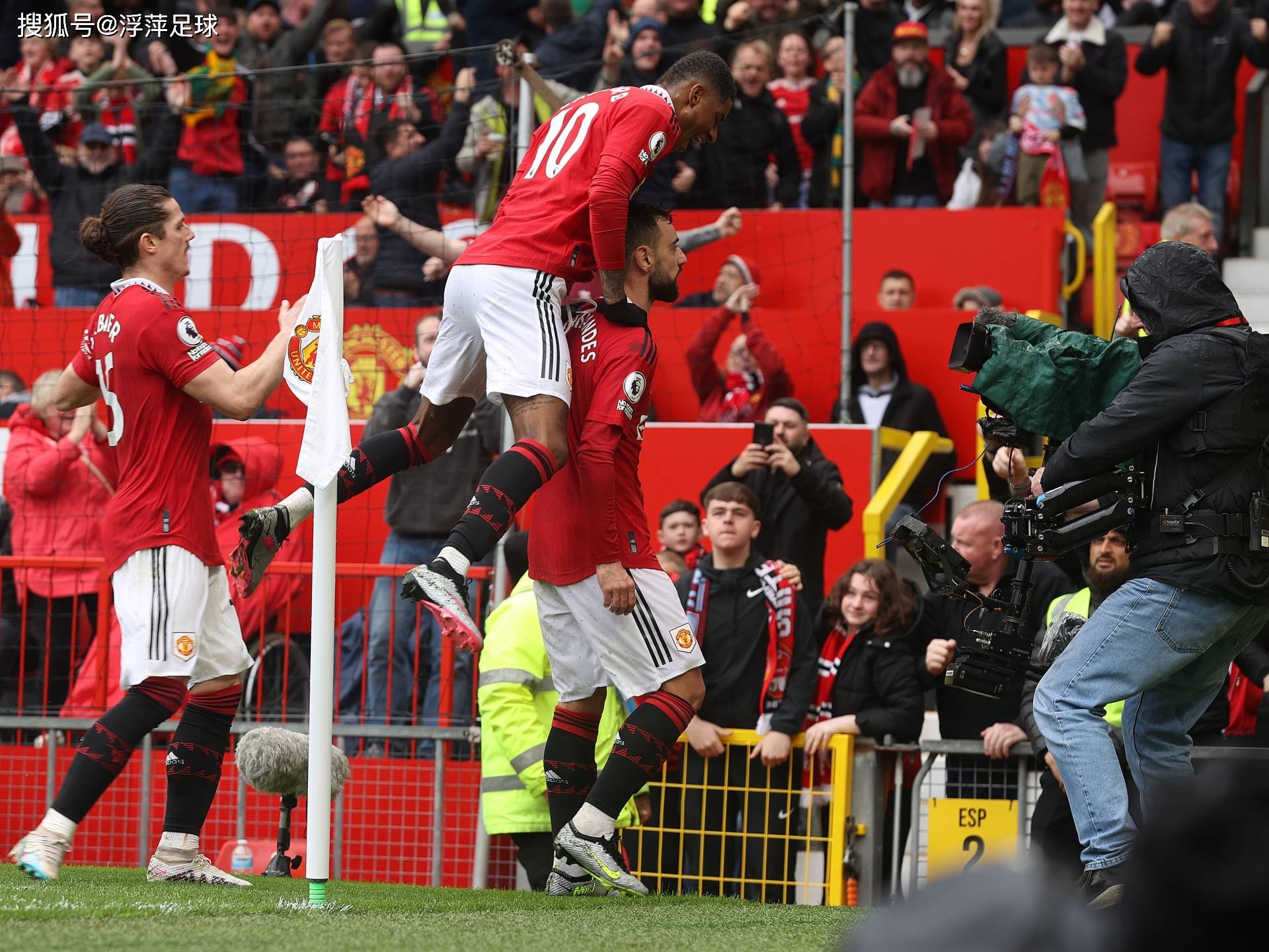 赛地聚焦——英超集结日热度飙升，达拉斯独行侠战术微调，悬念犹存，临场指挥获称赞的简单介绍